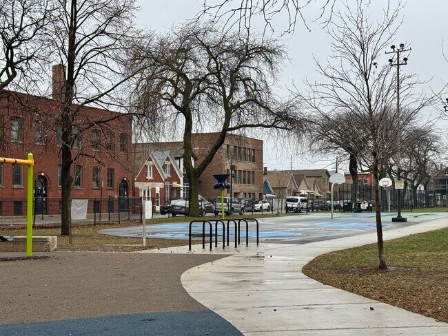 Building Photo - 2971 S Lyman St