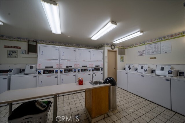 Building Photo - 5325 Newcastle Ave