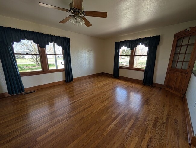 Building Photo - 4 Bedroom 2 Bathroom House - Middlebury