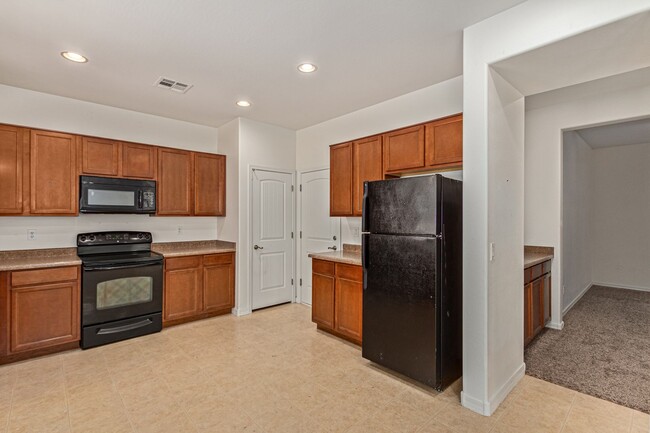 Building Photo - SPACIOUS 4BR/3BA in Peoria!