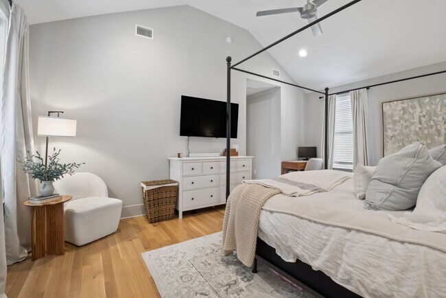 Building Photo - 6368 Alamo Pl