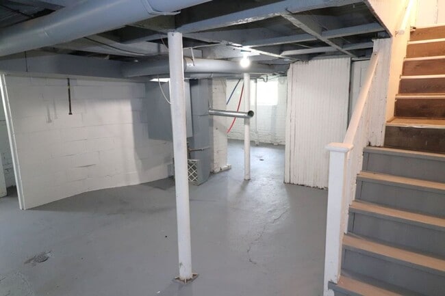 Building Photo - $1,300 - Newly 3 Bedroom 2 Bath