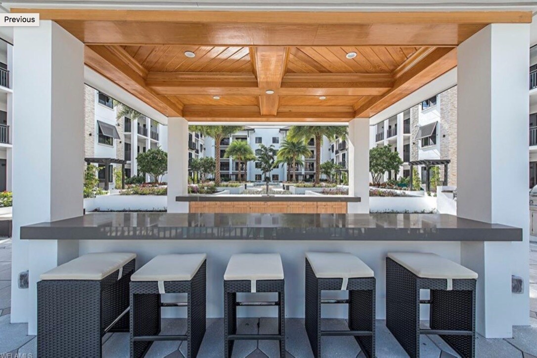 Spacious courtyard with grills, fire pit and pavilion bar - 1030 3rd Ave S