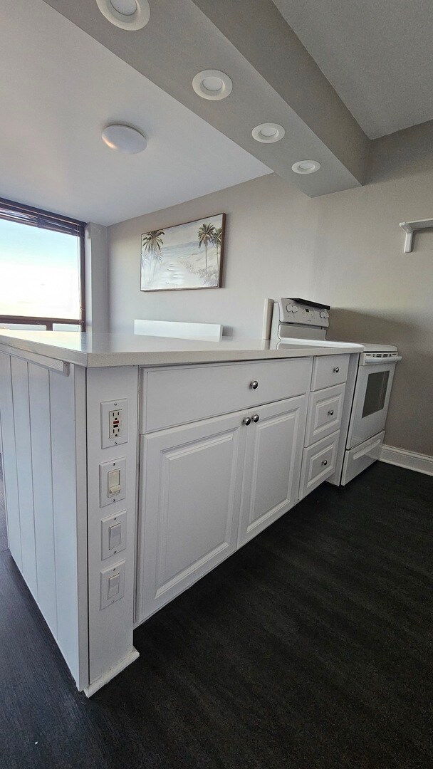 Building Photo - 4343 N Clarendon Ave