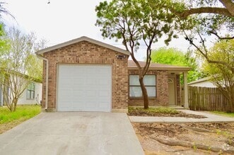 Building Photo - Beautiful 2 bed 2 bath with new flooring a...