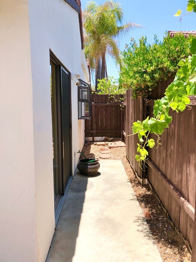 Building Photo - Sweet Single-Story, Completely Detached, in the Picturesque Fallbrook Village HOA Community!