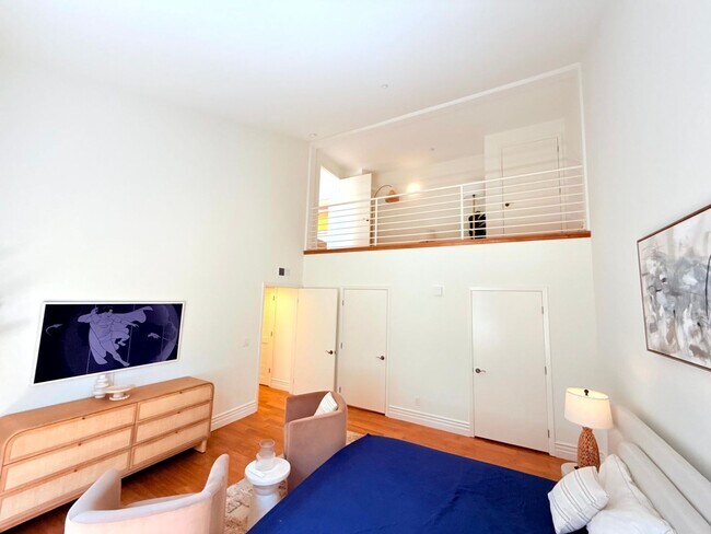 Building Photo - Sophisticated Bright & Spacious Furnished ...