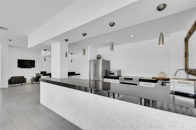 Building Photo - 2841 N Ocean Blvd