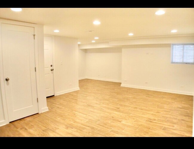 Building Photo - 2652 N Harding Ave