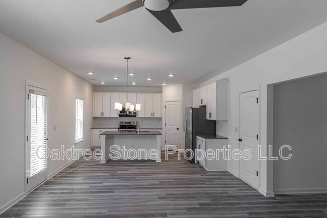 Building Photo - 3362 Skyland Dr