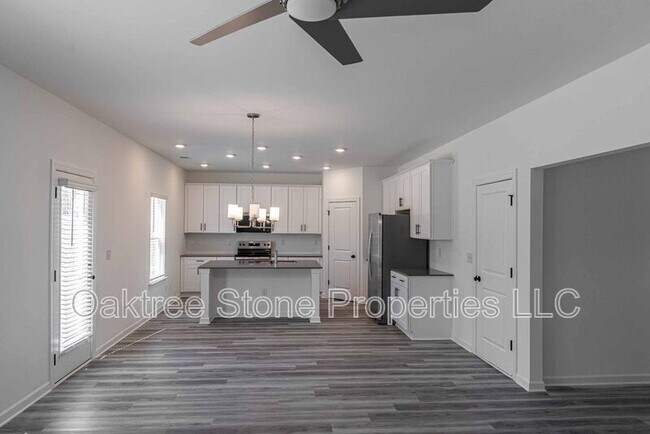 Building Photo - 3378 Skyland Dr