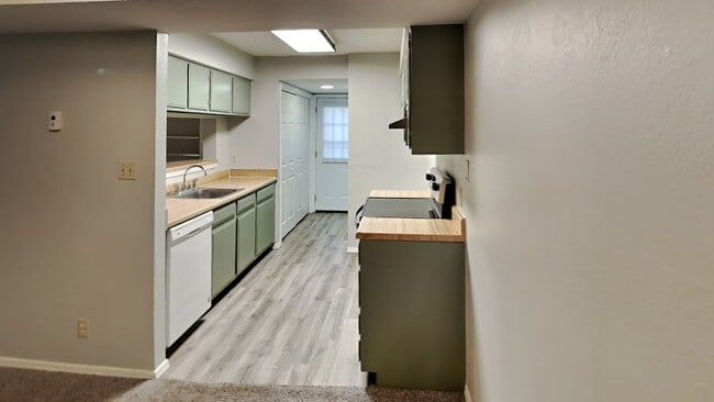 Building Photo - Welcome to this 2 bedroom, 2.5 bath home l...