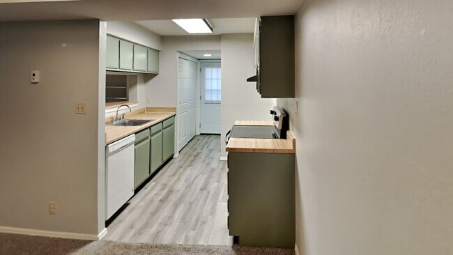 Building Photo - Welcome to this 2 bedroom, 2.5 bath home located in Shadow Mountain Condominiums!