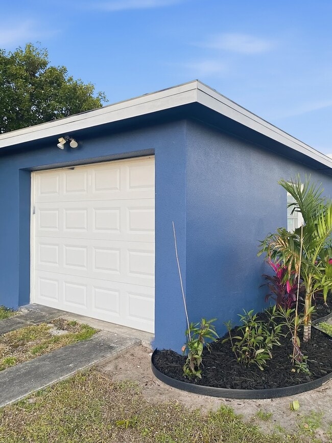 Building Photo - 2901 Garden Terrace NE