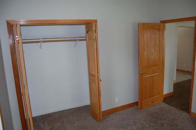 Building Photo - Cute & clean and close to campus!