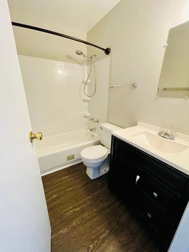 Building Photo - 2bd/1.5ba townhome super close to CCU/CMC/...