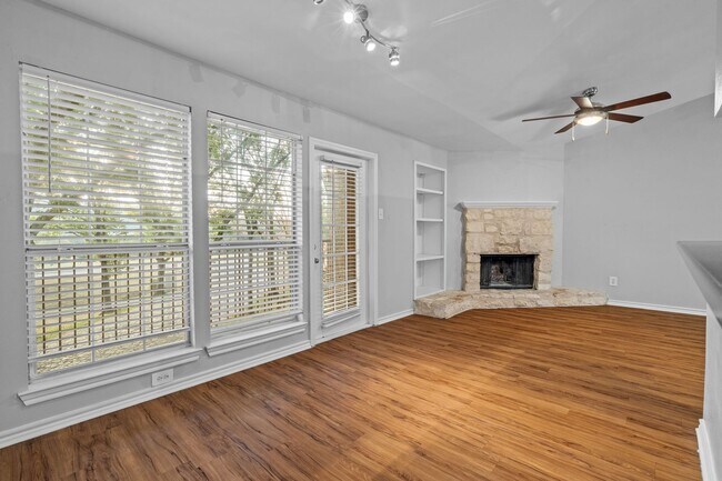 Building Photo - Fabulous Lake Austin 1 Bedroom - 2222 / 36...