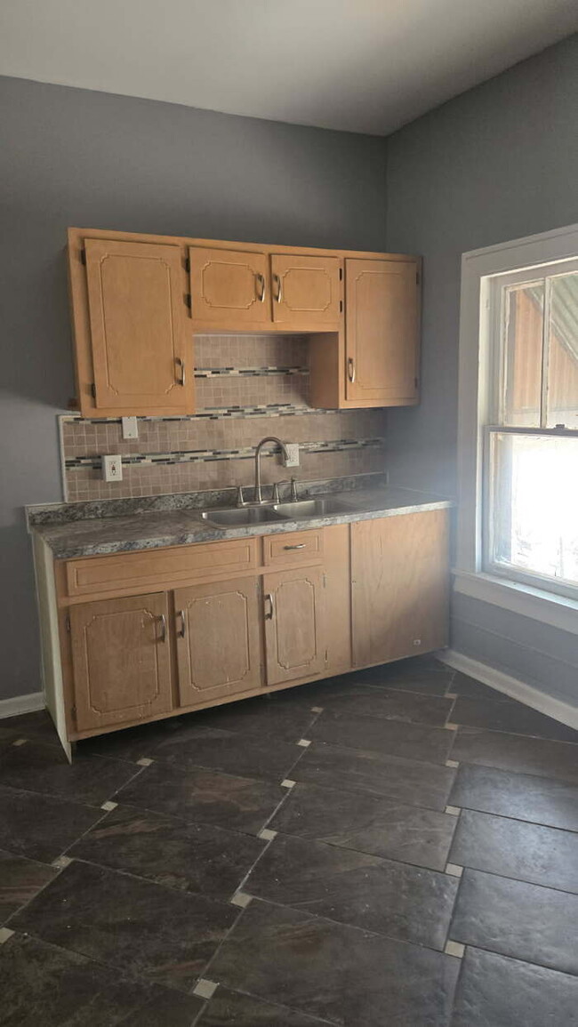 Building Photo - 2 Bedroom 1 bathroom Apartment for rent