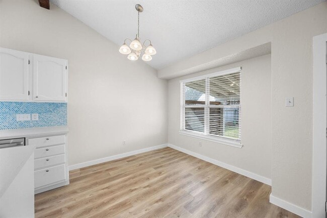 Building Photo - 402 Hillside Dr