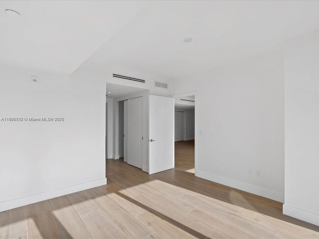 Building Photo - 9901 W Bay Harbor Dr