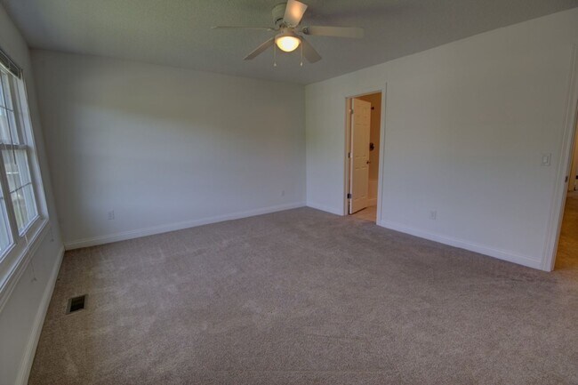 Building Photo - Gorgeous 3 Bedroom Townhome