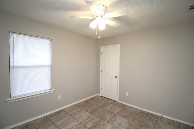 Building Photo - Move-In Ready 2-Bedroom Apartment - First ...