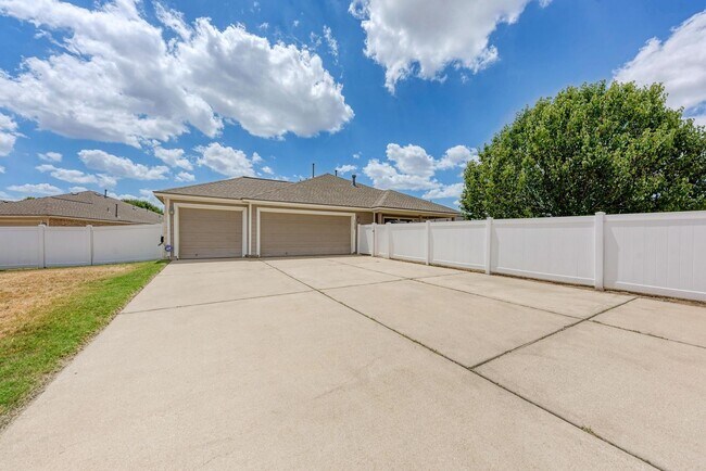 Building Photo - Large home in Pflugerville!  3 car garage - Highland Park Neighborhood