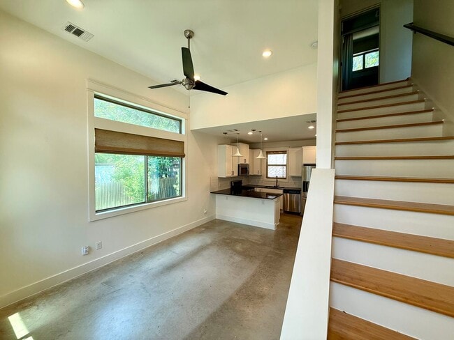 Building Photo - Gorgeous & modern free-standing home in ‘02!