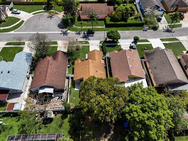 Building Photo - Beautiful 3-bedroom 2-bathroom house in th...