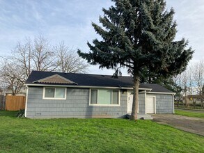 Building Photo - Beautifully updated 2 bedroom, 1 bath hous...