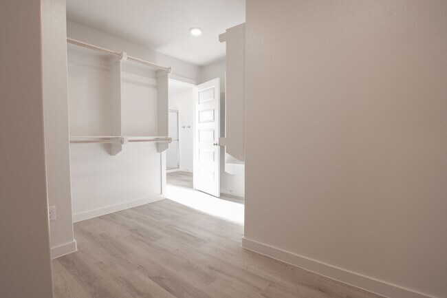 Building Photo - 2060 Acacia Ln