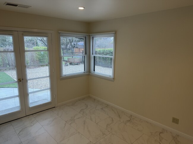 Building Photo - 2150 Vineyard Rd