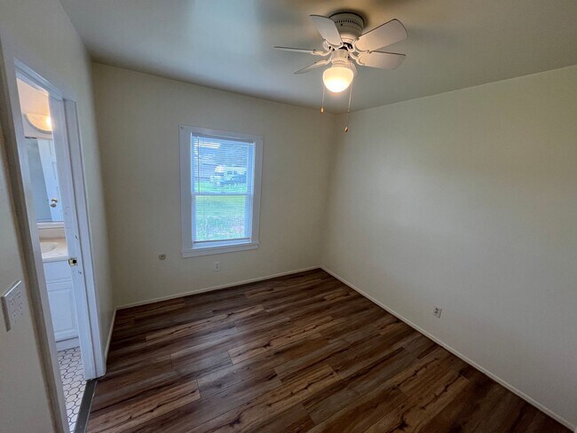 Building Photo - 565 Hobbs Ln