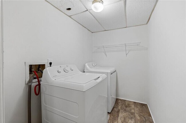 Building Photo - 880 Winfield Ct