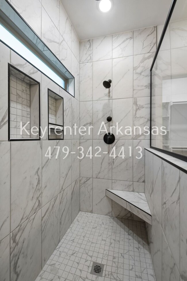 Building Photo - 4 Bed, 2 Bath Home