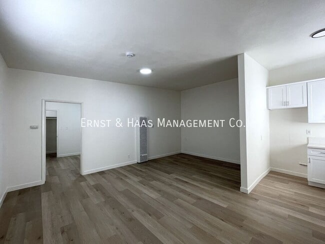 Building Photo - 1049 E 21st St