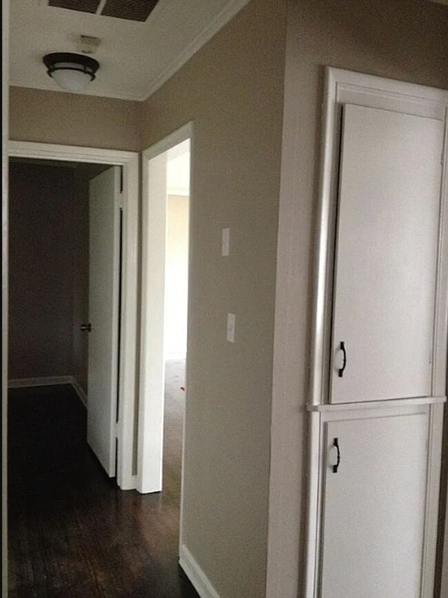 Building Photo - 4 Bed | 2 Bath in Midtown!