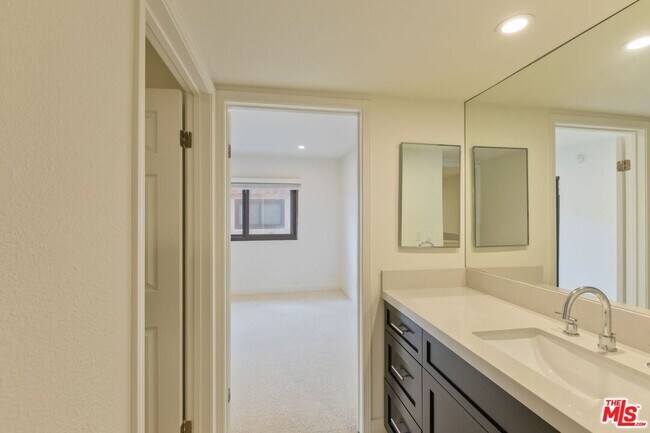 Building Photo - 6930 De Celis Pl