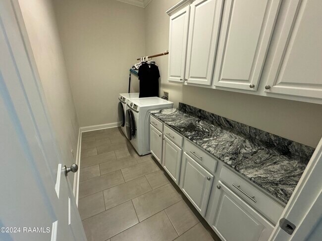 Building Photo - 216 Golden Cypress Dr