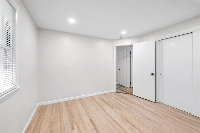 Building Photo - 557 Maple Rd