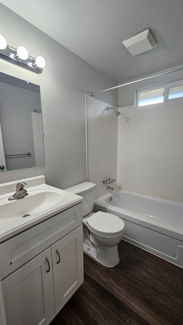 Building Photo - Beautiful Tacoma duplex 2bd 1 bath w/ 1 car garage