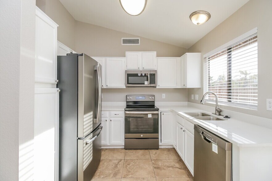 Building Photo - 657 W Shawnee Dr