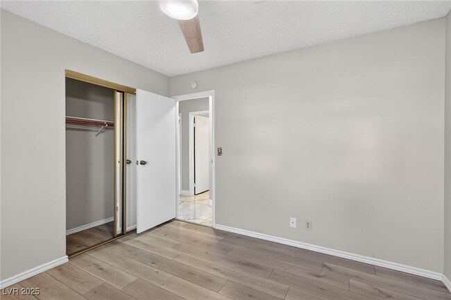 Building Photo - 492 Chelsea Dr