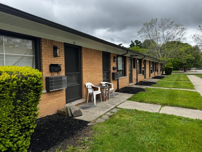 Building Photo - ONE11 Mount Clemens Flats