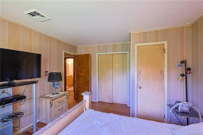 Building Photo - 142 Shawanga Lodge Rd