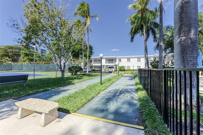 Building Photo - 6295 Bay Club Dr
