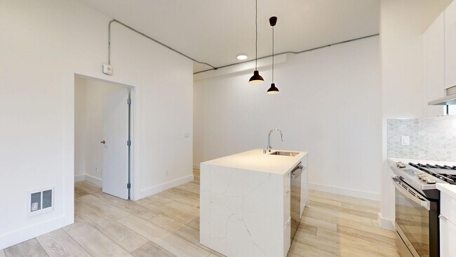 Building Photo - 767 6th Ave