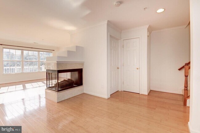 Building Photo - 1984 Crescent Park Dr