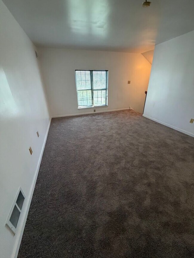 Building Photo - 3 Bedroom Seven Oaks Condo