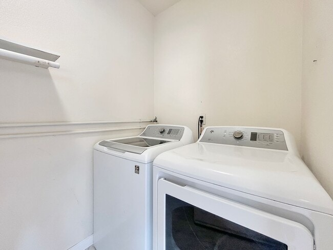 Building Photo - Beautiful 3BD/2.5BA W/ Attached Garage and In-Unit Laundry in Pacific Beach!